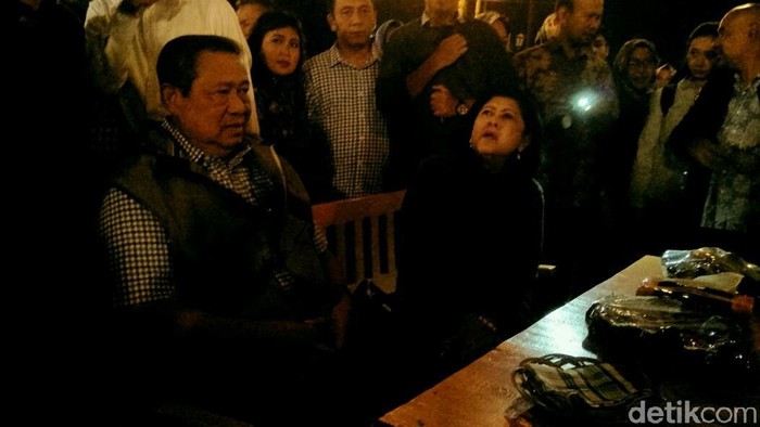Malam-malam SBY Nikmati Menu Angkringan di Alun-alun Yogya