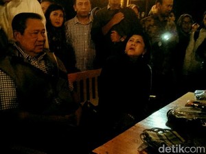 Malam-malam SBY Nikmati Menu Angkringan di Alun-alun Yogya