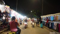 Kawasan BKT ini ramai setiap malam, apalagi malam minggu. Pedagang mulai jualan pukul 18.00 hingga dini hari. Yuk berburu kuliner murah BKT! Foto: Devi Setya/detikFood