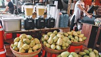 Ragam jus buah segar jadi salah satu minuman favorit di pasar modern ini. Apalagi jus mangga mudanya, yang segar dan manis. Foto: Songkai Liu