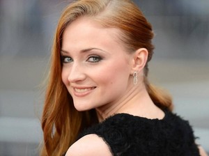 Sophie Turner Salahkan Emilia Clarke soal Gelas Kopi di Game of Thrones