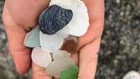 Traveler bisa langsung melihat hamparan batu-batu kaca ini di tepi pantai (curbelo7781/Instagram)