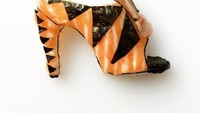Duh, sepatu cantik milik MICAM juga tidak luput dari kreasi sushi art pria yang tinggal di Milan, Roma, itu. Pilih mana? Sushi art bentuk sepatu atau sepatu aslinya? Foto: Instagram @theonigiriart