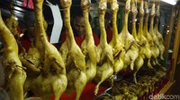 Mau makanan berat? Ada banyak pilihannya, salah satunya bebek gantung ini. Dimasak dengan cara digoreng, bebek ini siap mengganjal perut. Foto: Devi Setya/detikFood