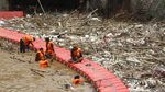 Sampah Menumpuk di Pintu Air Manggarai