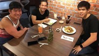  Berkumpul dengan teman dan keluarga dengan makan bersama, jadi salah satu cara Anthony untuk melepas penat. Cukup sederhana, ya? Foto: Instagram/Twitter @AnthonyPY_Tan
