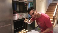 Udah ganteng, ternyata bisa masak! Walau hanya masak makanan cepat saji, tapi ekspresinya senang banget. Kedelapan mini burger itu mau dimakan sendiri oleh Baim atau engga ya? Foto: Instagram @baimwong