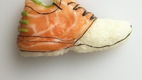 Sepatu olahraga merek Adidas ini sudah pasti bisa dimakan. Karena terbuat dari nasi, daging ikan salmon, nori, dan washabi. Bikin sayang untuk dimakan ya? Foto: Instagram @theonigiriart