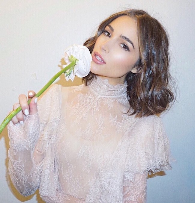 Miss Universe yang hobi travelling ini juga berbagi tips tetap cantik saat sedang jalan-jalan. Ternyata tipsnya simpel banget: minum air yang banyak. Meski sederhana kata Olivia minum air itu benar-benar berpengaruh untuk kesehatan kulit. Foto: Dok. Instagram