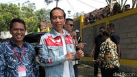 Jokowi tampak santai. Dia memakai kaus Paspampres yang dipadukan dengan jaket jeans bergambar peta Indonesia. Jokowi juga memakai sneaker merk Vans berwarna hitam.