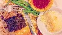 Wah ini nggak kalah mewah. Sepiring steak dengan mashed potato dan sayuran jadi menu makan malam Joshua nih. Hayoo makan sama siapa? Foto: Instagram @jojosuherman