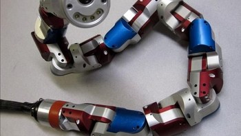 Snakebot. Para ilmuwan robotik Carnegie Mellon University merancang robot reptil bernama Snakebot. Sesuai namanya, robot ini meniru ular. Snakebot sejauh ini sudah digunakan untuk menelusuri saluran air dan wilayah terjadinya gempa yang sulit dijangkau manusia saat akan melakukan penyelamatan. Foto: Carnegie Mellon University