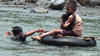 Mereka tidak punya pilihan lain, lantaran satu-satunya akses yang bisa mereka lalui, hanya di sungai itu saja. Saat hujan deras dan membuat sungai meluap, mereka terpaksa meliburkan diri karena sungai itu tidak bisa diarungi lagi. Tak hanya mereka, ratusan warga pun ikut terisolir.