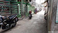 Lebar jalanan sekitar 3-4 meter.