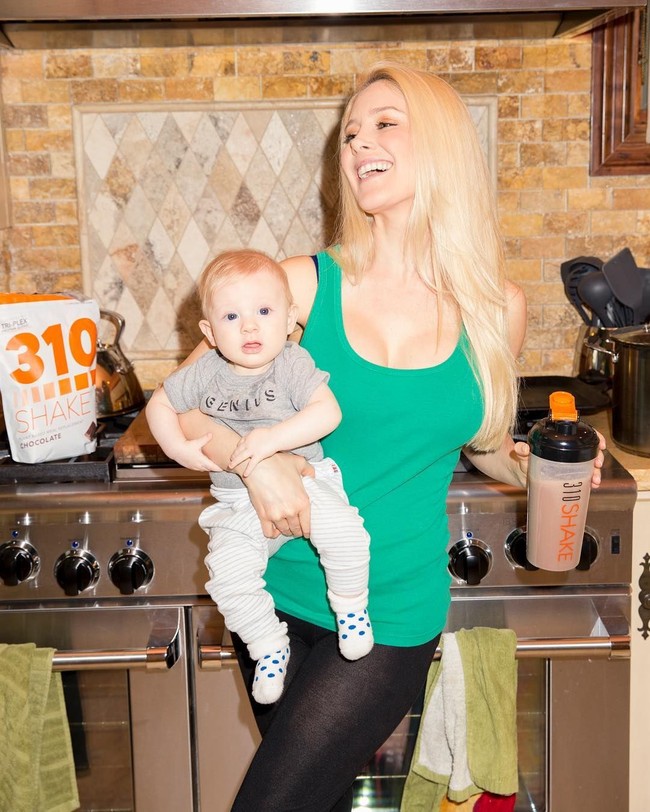 Bintang drama The Hills itu mengaku bahwa kecanduannya terhadap operasi plastik membuatnya hampir meregang nyawa, bahkan sempat mati suri. Pada saat itu, ibu satu anak itu menjalani 10 prosedur operasi plastik sekaligus dalam sehari.  Foto: dok. Instagram