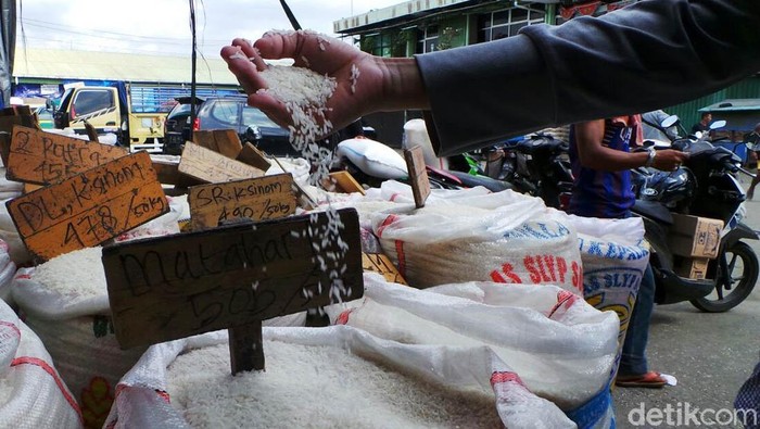 Pedagang beras menggelar dagangannya di Pasar Induk Cipinang, Jakarta. Meski tercatat inflasi 0,20% pada Maret 2018, BPS mencatat ada sejumlah komoditas yang mengalami penurunan harga alias deflasi. Salah satunya adalah beras.