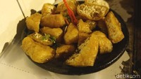 Buat yang suka olahan tahu, ada jajanan tradisional tahu gejrot nih. Pedas manis kuahnya bikin ogah berhenti ngunyah. Seporsi cuma Rp 7.000. Foto: Devi Setya/detikFood