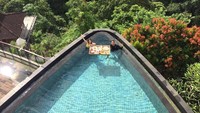 Ngerasain tidur di kamar seharga Rp 50 juta semalam dan floating breakfast. Orang kaya mau sarapan aja ribet, tulis Joshua dalam caption fotonya.   Foto: Instagram @jojosuherman