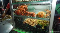Nah, kalau ke BKT jangan sampai melewatkan seafood kaki limanya. Ada kerang, udang dan kepiting mantap yang dimasak dengan bumbu pedas. Foto: Devi Setya/detikFood