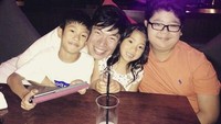 Anthony ternyata juga sayang dengan para keponakannya lho. Dengan pose manis, Anthony memeluk tiga keponakannya setelah makan malam bersama. Foto: Instagram/Twitter @AnthonyPY_Tan