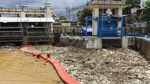 Sampah Menumpuk di Pintu Air Manggarai