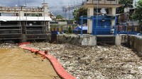 Penampakan sampah di Pintu Air Manggarai.