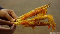 Ada juga telur gulung nih buat yang ingin mengobati rindu pada jajanan jadul. Telur gulungnya lebih modern karena dimasak pada wajan datar. Foto: Devi Setya/detikFood