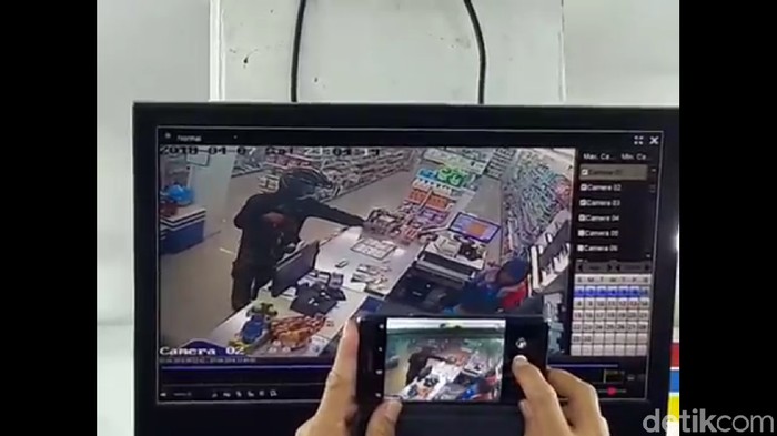 Terekam CCTV, Pria Bersenpi Laras Panjang Rampok Minimarket Medan