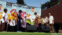 Presiden PKS Sohibul Iman mengatakan lagu itu sengaja diputar untuk mengingatkan Gubernur DKI Jakarta Anies Baswedan.
