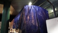 Para petugas malam tadi dengan sigap meletakan gerbong MRT ke bagian truk. Sebagai informasi mengenai studi awal transportasi massal di Jakarta sudah dilakukan dalam rentang 1986 hingga 1995. (twitter @mrtjakarta).