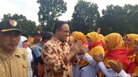 Anies tiba di Bumi Perkemahan Cibubur, Jakarta Timur, pukul 09.05 WIB, Minggu (8/4/2018). Ia mengenakan kemeja batik berwarna cokelat.