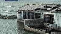 Rumah warga yang terendam rob tampak rusak parah.
