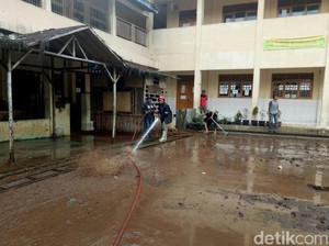 Santri dan Petugas Bersihkan Ponpes Persis Garut yang Kebanjiran