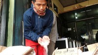 Pedagang beras menggelar dagangannya di Pasar Induk Cipinang, Jakarta.