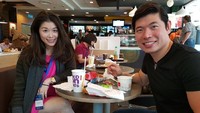 Meski sudah menjadi salah satu pengusaha sukses terkaya di Asia, tapi Anthony tetap memilih makan di McDonald’s ditemani dengan sang istri. Tidak ada makanan mewah atau perlakukan khusus. Foto: Instagram/Twitter @AnthonyPY_Tan