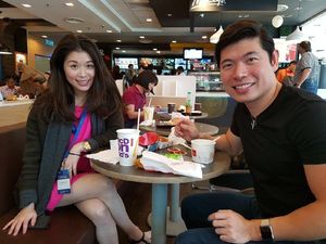 Pose CEO Grab Saat Ngopi hingga Gaya Kocak Baim Wong Bersama Makanan