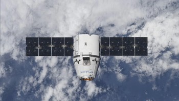 Kapal kargo Dragon milik SpaceX tiba di Stasiun Luar Angkasa Internasional, mengantarkan 3 ton makanan dan bermacam pasokan untuk eksperimen ilmiah bagi para astronot yang bertugas dalam misi Expedition 55.    Ini adalah kedua kalinya kapal kargo Dragon terbang ke Stasiun Luar Angkasa Internasional. Pesawat ini diluncurkan menggunakan roket Falcon 9 pada 2 April. Foto diambil oleh kosmonot Rusia Anton Shkaplerov saat Dragon hendak merapat pada dini hari. Foto: Roscosmos/Anton Shkaplerov via Space.com