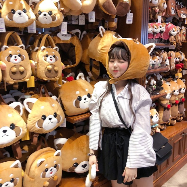 Wajahnya yang imut pun didukung dengan sikap Young Ki yang kadang kekanakan. Seperti pada foto ini, saat dia mencoba kepala boneka. Duh wajahnya gemesin banget ya! Foto: dok. Instagram