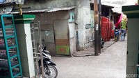 Sementara itu, warung kecil yang ada di depan TKP terlihat tutup. Seorang warga bernama Ribut (42) mengatakan pemilik warung diperiksa polisi sebagai saksi.
