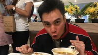 Di Samarinda, aktor kelahiran Jakarta ini memilih untuk makan ayam penyet, tempe mendoan, dan semangkuk sayur. Tapi gayanya kok monyong dan tangannya ditekuk gitu? Ada ada aja ya! Foto: Instagram @baimwong