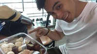 Dengan gaya kepala miring andalan dan senyum tiga jari sambil nunjuk ke arah tahu. Katanya tahu dan ayam jadi menu andalan Baim Wong kalau masak untuk keluarganya.  Foto: Instagram @baimwong