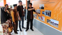 Direktur Utama Bank Mega Kostaman Thayib didampingi Regional Manager Head Bank Mega Medan Husni Sim, Kepala Sekolah Madrasah Tsanawiyah Al MuAwanah Azan M Umar, dan  perwakilan nasabah meninjau bangunan sekolah yang telah selesai direnovasi. Istimewa/Bank Mega.