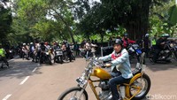 Jokowi saat mengendarai motor kustom bergaya chopper berkelir emas saat melakukan kunjungan kerja ke Sukabumi. Foto: Ray Jordan/detikcom