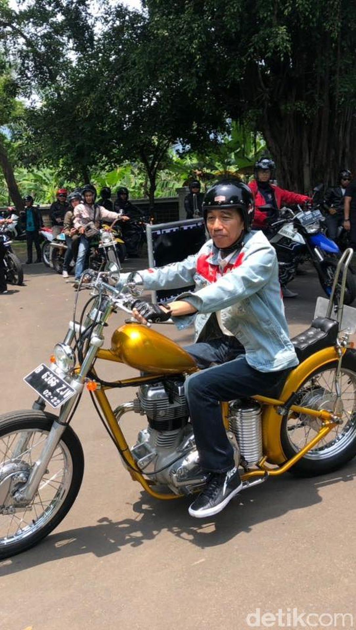 Sepatu Vans x Metallica yang Dipakai Jokowi Touring Habis Terjual