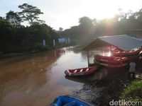 Minggu Pagi, Rini Soemarno Becek-becekan dan Pungut Sampah di Ciliwung