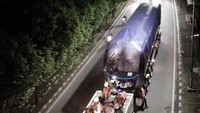 Malam tadi 4 gerbong MRT diangkut beriringan menuji Depo Lebak Bulus. Meski sudah dikaji sejak lama, ransportasi massal seperti MRT, baru dilakukan aksi Pencanangan Pekerjaan Persiapan Pembangunan MRT yang dilakukan pada 26 April 2012 oleh Gubernur DKI. (twitter @mrtjakarta).