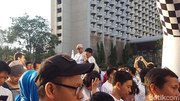 Sandiaga memberikan kuenya kepada salah satu peserta lari