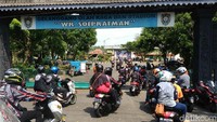 Rombongan Max Owners memasuki GOR WR Soepratman.
