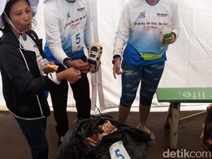 Pungut Sampah di Sungai Ciliwung, Rini Pamer Dapat Sandal