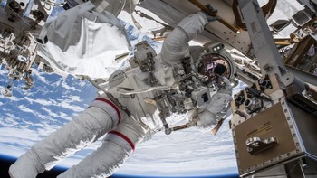 Astronot NASA Drew Feustel tampak bergelantung di Stasiun Luar Angkasa Internasional, sekitar 400 kilometer di atas permukaan Bumi, dalam misi spacewalk pada Kamis 29 Maret. Feustel dan rekan sesama astronot NASA, Ricky Arnold, menghabiskan 6 jam 10 menit melakukan maintenance di luar lab yang mengorbit di ruang angkasa. Foto: NASA via Space.com